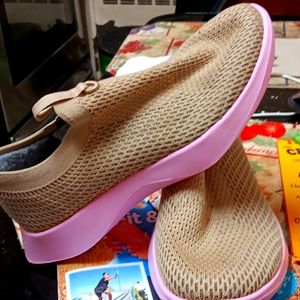 All birds slip on sneaker 10.5 wide.
